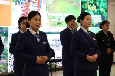 青島地鐵13號線服務禮儀操比武大賽拉開戰幕，專業服裝出租助力服務風采